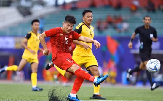 Có được 2 bàn thắng, tâm lý thi đấu của các cầu thủ U22 Việt Nam trở nên vô cùng thăng hoa và các cơ hội ăn bàn liên tục tới. Nhưng việc dứt điểm cẩu thả và xà ngang đã ngăn cản cơ hội gia tăng tỷ số cho các học trò HLV Park Hang-seo trong 45 phút đầu tiên của trận đấu.