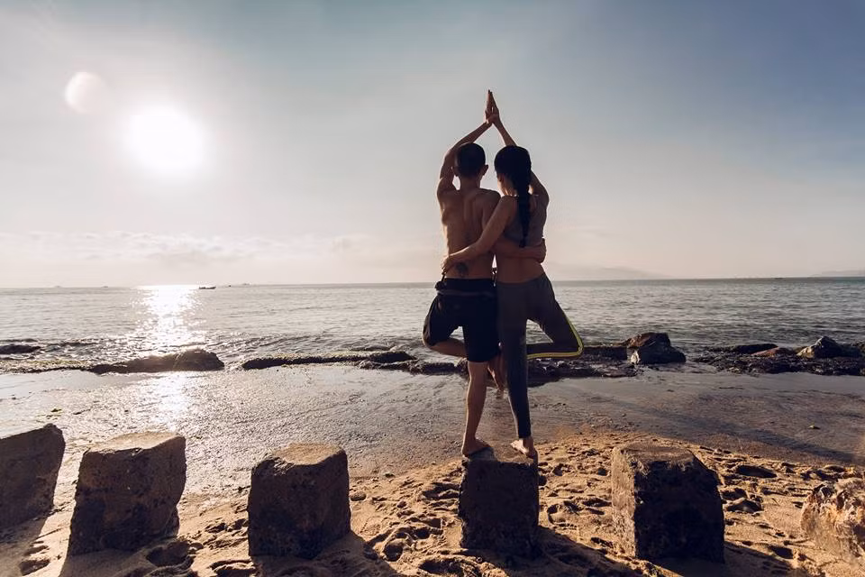 Được biết, cơ duyên để cặp đôi này tìm đến nhau khi họ gặp nhau ở một phòng trà nơi cả hai cùng làm thêm. Thế nhưng sau khi tiếp cận với Yoga, họ đã say mê và tìm tòi để chính nó trở thành sự nghiệp của họ.