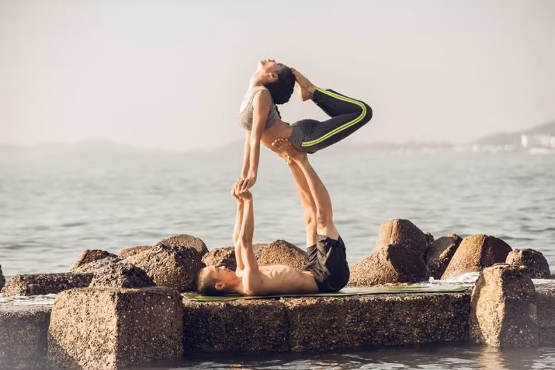 Mới đây, nhiếp ảnh gia Võ Ngọc Duy cho ra đời bộ ảnh vợ chồng Việt tập Yoga trên bờ biển cực chất khiến nhiều người thích thú ngắm nhìn.