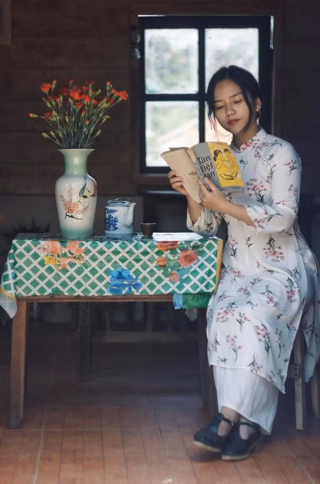 Không chỉ có những món ăn vặt thần thánh, quán cafe tại Đà Lạt này còn có thứ báu vật đó là kho truyện ngày xưa như Kính Vạn Hoa, Doraemon hay những cuốn sách giáo khoa cũ.