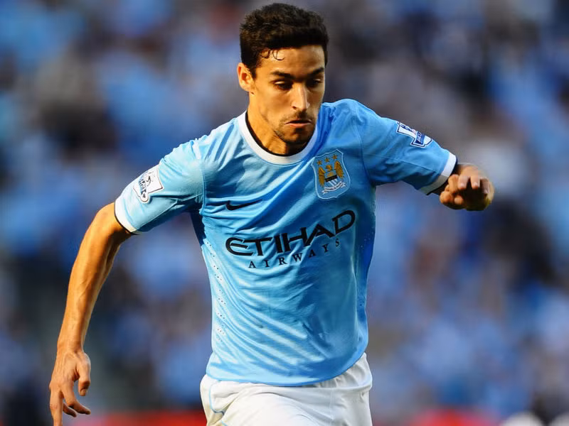 Navas tới Roma: Mặc dù việc trở lại Sevilla là một lựa chọn lớn nhưng Jesus Navas vẫn có thể chuyển hướng sang Italia để đầu quân cho AS Roma. Tờ Corrie dello Sport cho biết, cầu thủ chạy cánh 31 tuổi sẵn sàng chấp nhận hợp đồng 3 năm với đội bóng Thủ đô Italia sau khi tự do rời Manchester City.