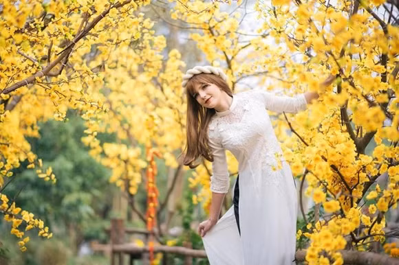 Alexa đã sống ở Việt Nam được 2 năm và vừa đặt chân đến Hà Nội cách đây 1 tháng. Cô nàng đang theo đuổi công việc DJ chuyên nghiệp tại đây.