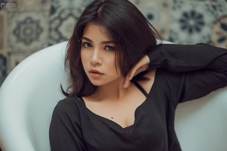 Nổi tiếng nhờ ảnh chụp lén, nhờ một khoảnh khắc xuất thần hay góc nghiêng "thần thánh" là motip không quá xa lạ với nhiều người trẻ. Tuy nhiên, bức ảnh giúp nữ sinh 10X này nổi tiếng lại được chụp cách đây 1 năm và được cư dân mạng "đào mộ".