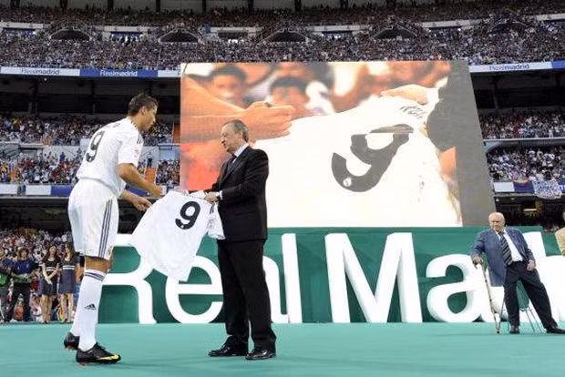 Trước đó, năm 2009 Real Madrid cũng là đội bóng chịu chi khi chồng lên bàn thương thảo tới 94 triệu euro để có sự phục vụ của Cristiano Ronaldo từ Manchester United.