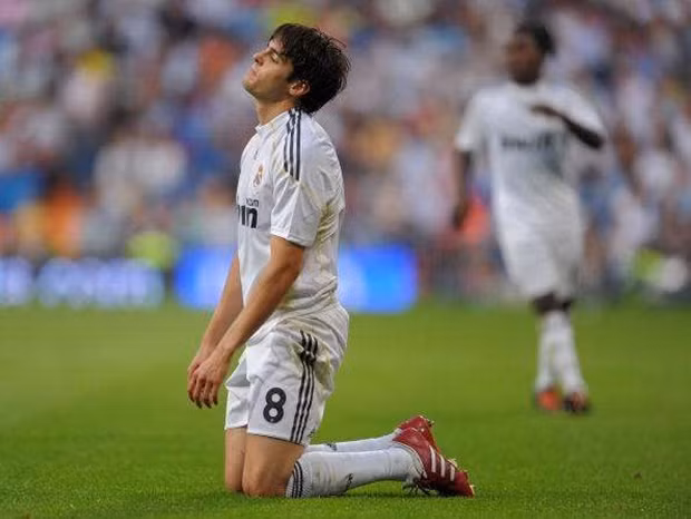 Cũng trong năm 2009, ngoài Cris Ronaldo, Real Madrid cũng đã bỏ ra số tiền kỷ lục lên tới 65 triệu euro để đưa Kaka từ AC Milan về với sân Bernabeu.