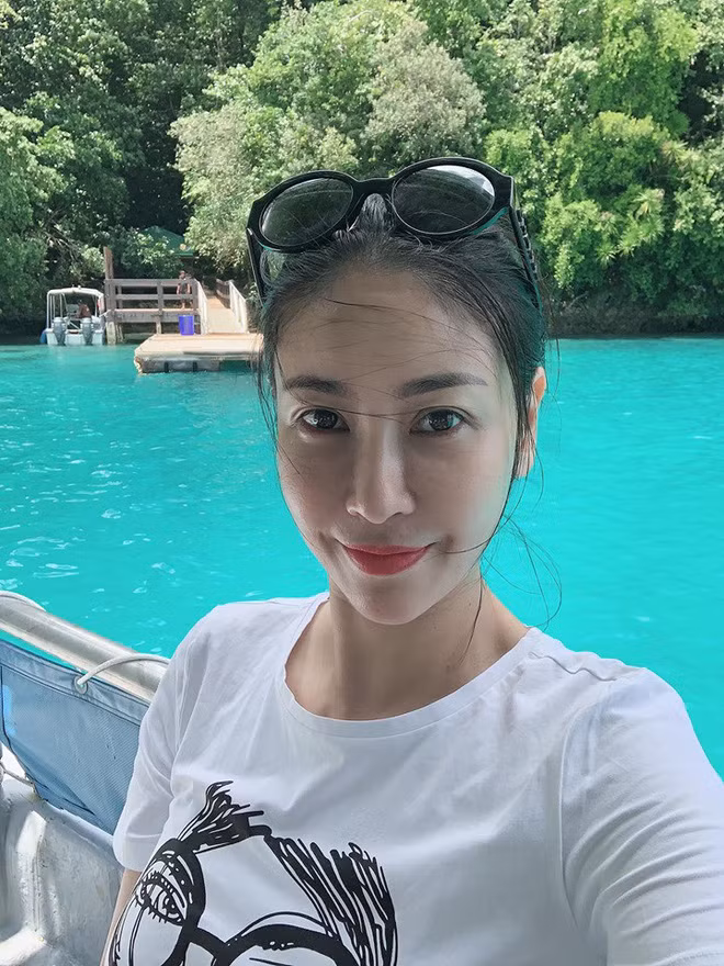 Tuy nhiên, ngoài Giáng My khán giả còn nhận ra một mỹ nhân showbiz khác xuất hiện trong bức ảnh đó chính là hoa hậu Hà Kiều Anh .