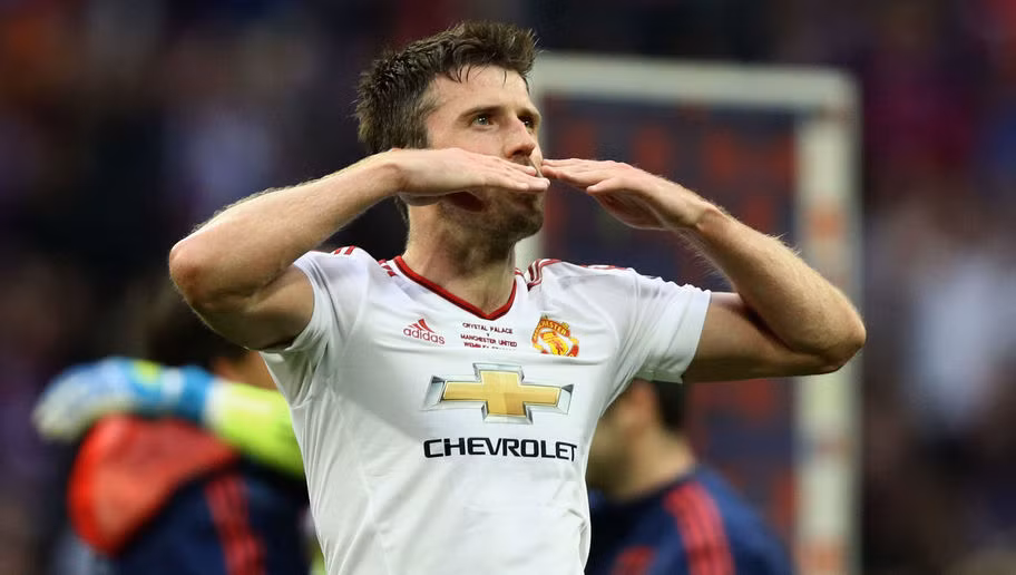 10 năm cống hiến cho Manchester United, Michael Carrick đã trở thành một tượng đài bóng đá. Chính cầu thủ người Anh đã đưa Quỷ đỏ đi hết từ thành công này tới thành công khác. Nhưng mức lương của anh cũng chỉ dậm chân tại chỗ với 100 nghìn bảng/ tuần.