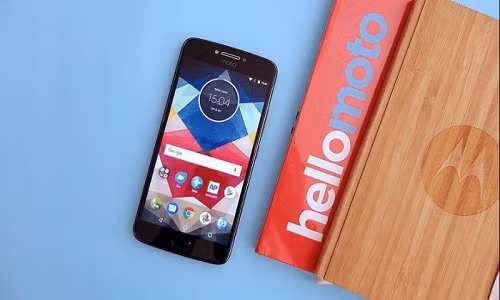 Dien thoai pin “trau” Moto E4 Plus va Moto C Plus mo ban tai VN