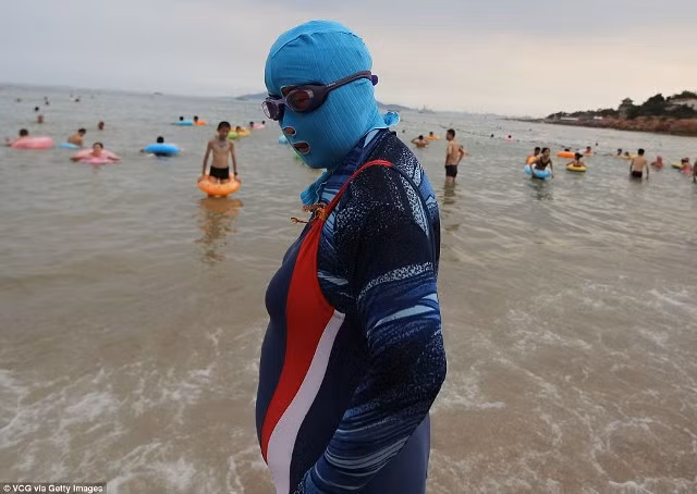 Thực ra, bộ đồ tắm này có tên là Facekini, có nghĩa là đồ tắm che toàn bộ khuôn mặt chỉ để lại lỗ mũi, mắt miệng. Bộ đồ tắm này có xuất xứ từ Trung Quốc với mục đích bảo vệ làn da trắng sứ của người phụ nữ Trung Quốc khỏi những tác hại của ánh nắng mặt trời cũng như ngăn chặn nọc độc của các loại tảo và sứa khi ra biển.