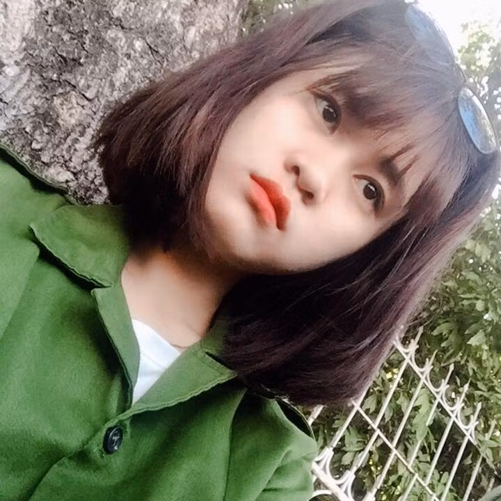 Hồng Thắm cũng kể rằng đã từng bị ăn tát rất nhiều lần bởi đứa bạn cùng bàn năm cấp 3 bắt nhả gạo sống ra nhưng bất thành.