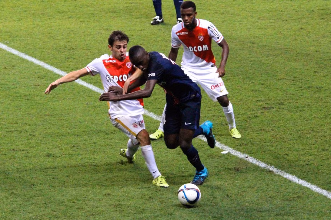 MU chi đậm vì 2 tiền vệ Ligue 1: Theo thông tin chuyển nhượng bóng đá từ tờ The Express, Man United sẽ chi 80 triệu bảng cho 2 tiền vệ hàng đầu Ligue 1 là Blaise Matuidi và Bernando Silva. Nếu như Silva là cầu thủ tấn công vô cùng chất lượng của Monaco, thì Matuidi của PSG là mẫu cầu thủ phòng ngự mà HLV Jose Mourinho yêu thích. Matuidi 30 tuổi, có hợp đồng với PSG đến năm 2018 và có giá chừng 30 triệu bảng. Trong khi đó, để sở hữu Messi của Monaco, Quỷ đỏ phải chi ra 50 triệu bảng. Ảnh: The Express