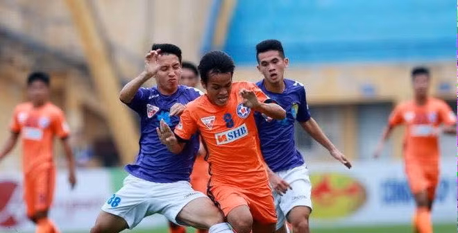 Cụ thể, HLV Lê Huỳnh Đức coi cầu thủ người dân tộc Bana là một quân bài "siêu dự bị", mỗi khi đội nhà chơi bế tắc có thể tung vào để tháo nút thắt. Ảnh: Thethao247