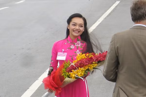 Mỹ Linh từng tham dự và đạt giải khuyến khích Olympic tiếng anh toàn quốc lần thứ 8. Cô bạn này còn tích cực tham gia vào các hoạt động Đoàn của trường, lớp. Hiện tại, Mỹ Linh là Bí thư lớp và ủy viên Hội sinh viên khoa Ngôn ngữ học.