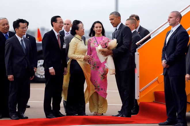 Huỳnh Ái My là cô gái được chọn để trao tặng bó hoa tươi thắm cho Tổng thống Obama tại sân bay Tân Sơn Nhất, chiều 24/5/2016.