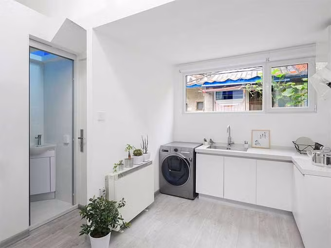  Bếp tránh hướng vào cửa nhà vệ sinh: Miệng bếp cần tránh hướng vào cửa của nhà vệ sinh, vốn là nơi có nhiều uế khí. Nếu đặt bàn bếp đối diện nhà vệ sinh thì vận may của bạn sẽ bị uế khí cuốn đi, bản thân gia chủ cũng có thể mắc phải bệnh tật triền miên. 