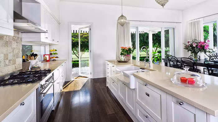 Trong trường hợp không thể thay đổi được, có thể dùng tủ hay bình phong, mành rèm để ngăn trước bếp, làm giảm luồng khí vận động từ cửa vào bếp. 