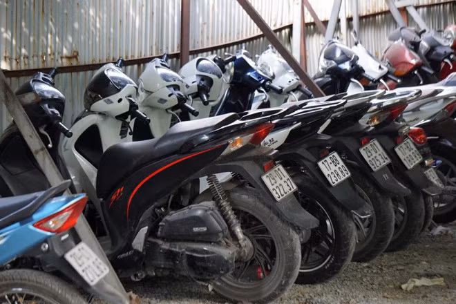 Hàng chục xe SH, PS, @ trong bãi giữ xe vi phạm.