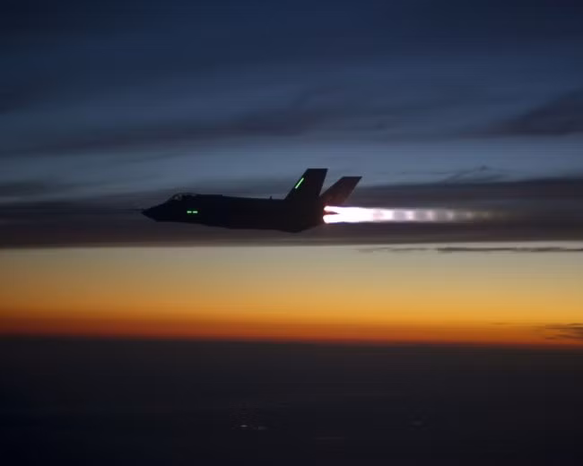 F-35B Lightning II đốt cháy nhiên liệu khi bay.