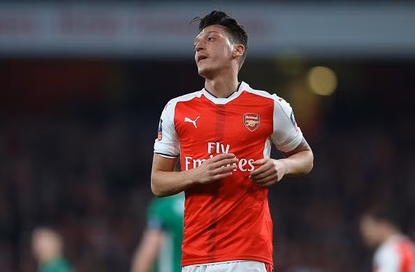 Mesut Oezil có vai trò cực quan trọng trong lối chơi của đội bóng thành London - Arsenal. Tuy nhiên thời gian gần đây, ngôi sao người Đức không còn khát khao cống hiến cho "Pháo thủ" khi có những hành động bỏ tập hay động thái muốn tìm bến đỗ mới. Ảnh: Goal.