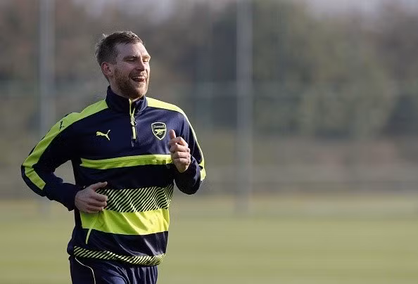 Per Mertesacker chưa ra sân bất cứ phút nào tại mùa giải Ngoại hạng Anh năm nay cho Arsenal và BLĐ CLB thành London đang cân nhắc việc bán trung vệ người Đức này khi phiên chợ mùa hè 2017 mở cửa. Ảnh: Goal.