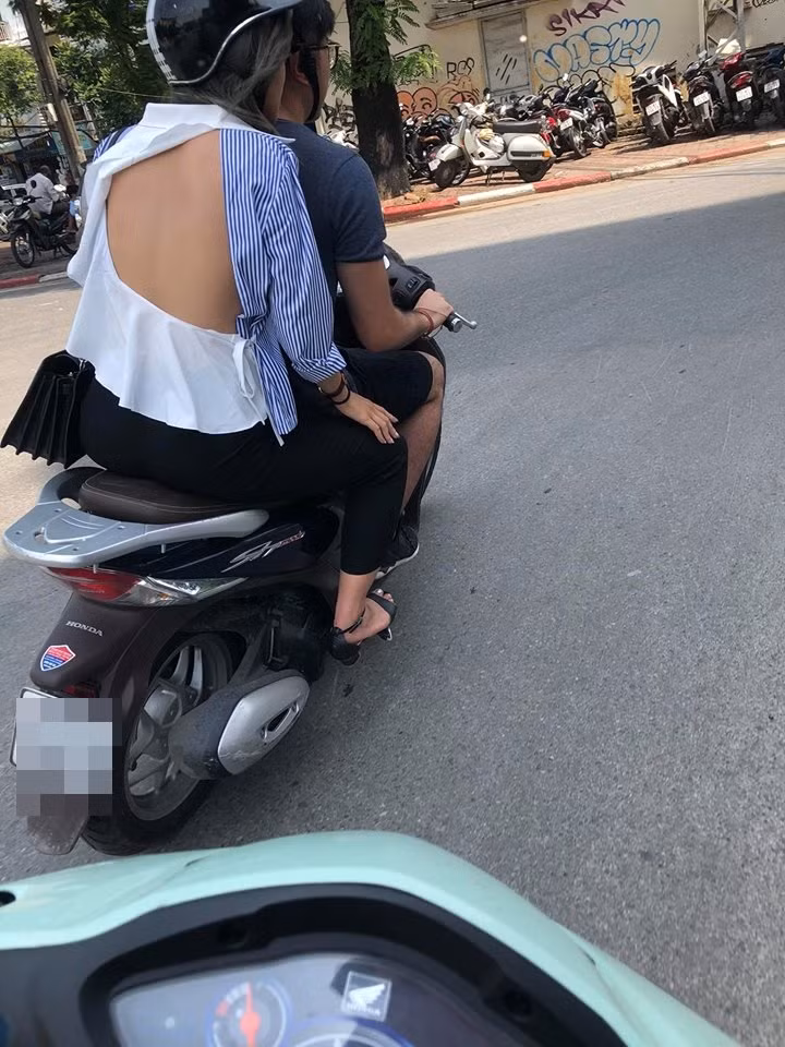 Ngay sau khi những bức ảnh trên được đăng tải, dân mạng đã đưa ra nhiều ý kiến. Đa phần, cộng đồng mạng đều lắc đầu ngao ngán bởi thời trang xuống phố của cô gái trên và cho rằng cô bạn này đang "xúc phạm" những người xung quanh.