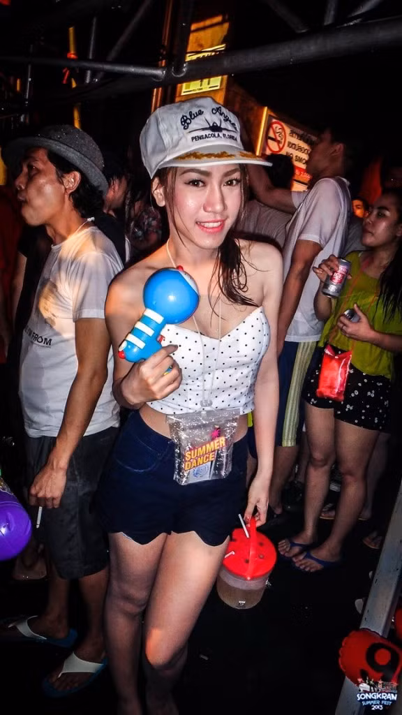 Những cô gái xinh đẹp và gợi cảm với đôi chân dài nhễ nhại đầy nước.