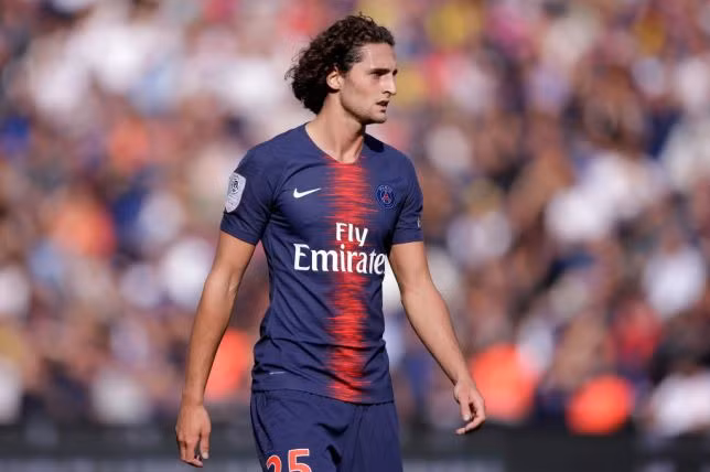 Sau khi làm loạn đòi đến Barca và bị chủ sân Nou Camp quay lưng, Adrien Rabiot lại khiến PSG khó chịu khi đòi đến Man City.