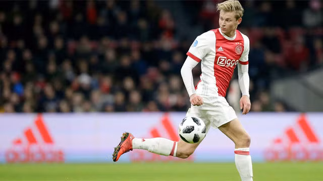 The Sun đưa tin, MU đã gia nhập cuộc đua giành chữ kí của Frenkie de Jong, tài năng trẻ người Hà Lan thuộc biên chế Ajax Amsterdam.