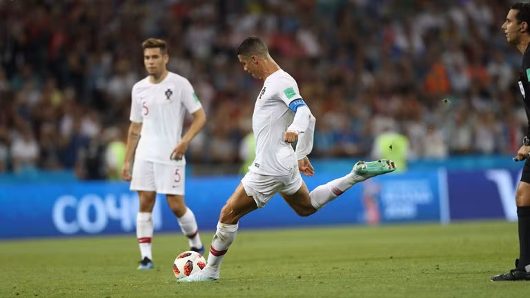 Uruguay 2 - 1 Bo Dao Nha: Cavani tien Ronaldo ve nuoc theo chan Messi-Hinh-3