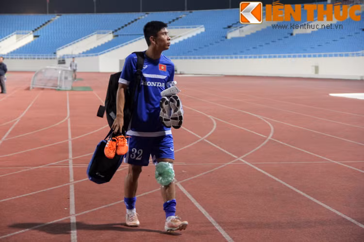 Trung vệ Tiến Duy đã phải chườm đá sau buổi tập vì căng cơ.