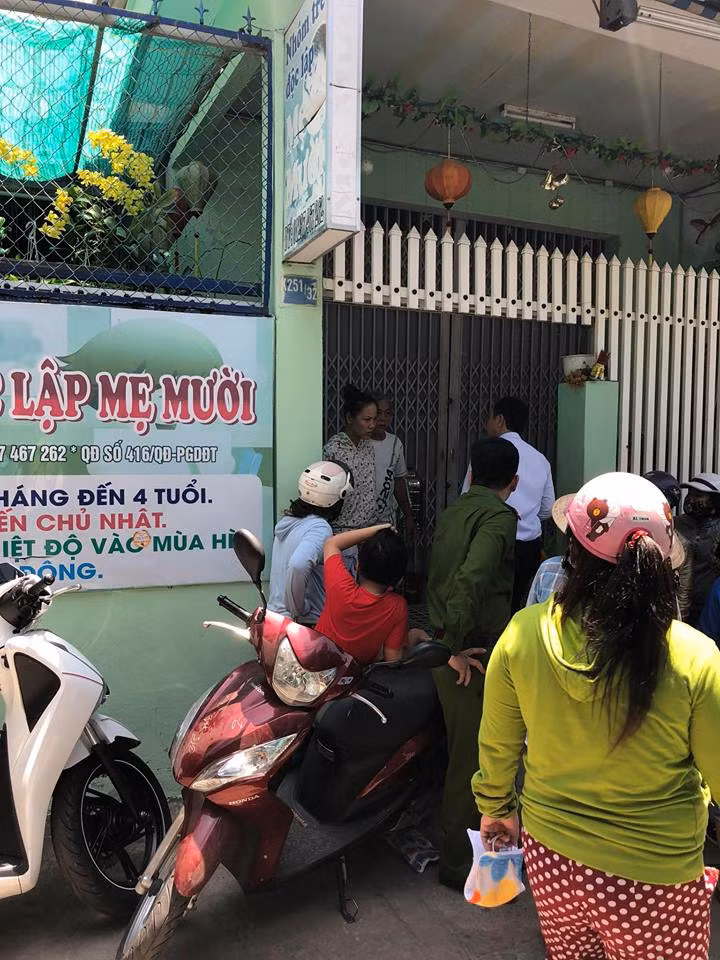 Còn trên mạng xã hội, làn sóng "bức xúc, phẫn nộ" về hành động của hai bảo mẫu Đà Nẵng có những hành vi bạo hành trẻ em đã được dân mạng gửi đi.