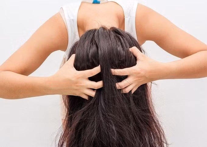 Trong dòng trạng thái của mình, chàng thanh niên trên có chia sẻ về người yêu mình rằng: "Các bạn có bao giờ quen 1 người con gái mà nhác gội đầu không? Phải nói là vài ngày mới gội được 1 lần, ừ thì cứ cho là đi học nên không bẩn lắm. Nhưng con trai mà nghe bảo vài ngày gội 1 lần là thấy khiếp rồi. Huống gì con gái tóc tốt thế kia"