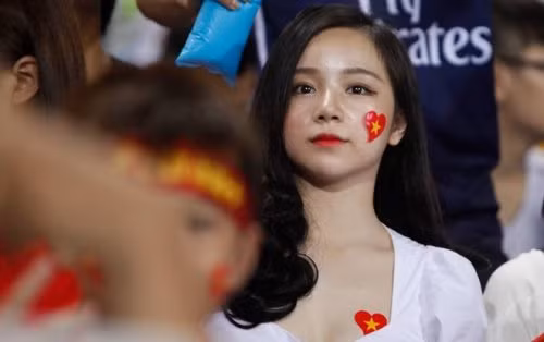 Nickname Tra Hoa chia sẻ: "Nhìn trên hình đã xinh, ra ngoài đời, chắc Thủy Tiên phải xinh hơn gấp vạn lần. Cô bạn này đúng là một điểm sáng trên khán đài sân Mỹ Đình tối qua".