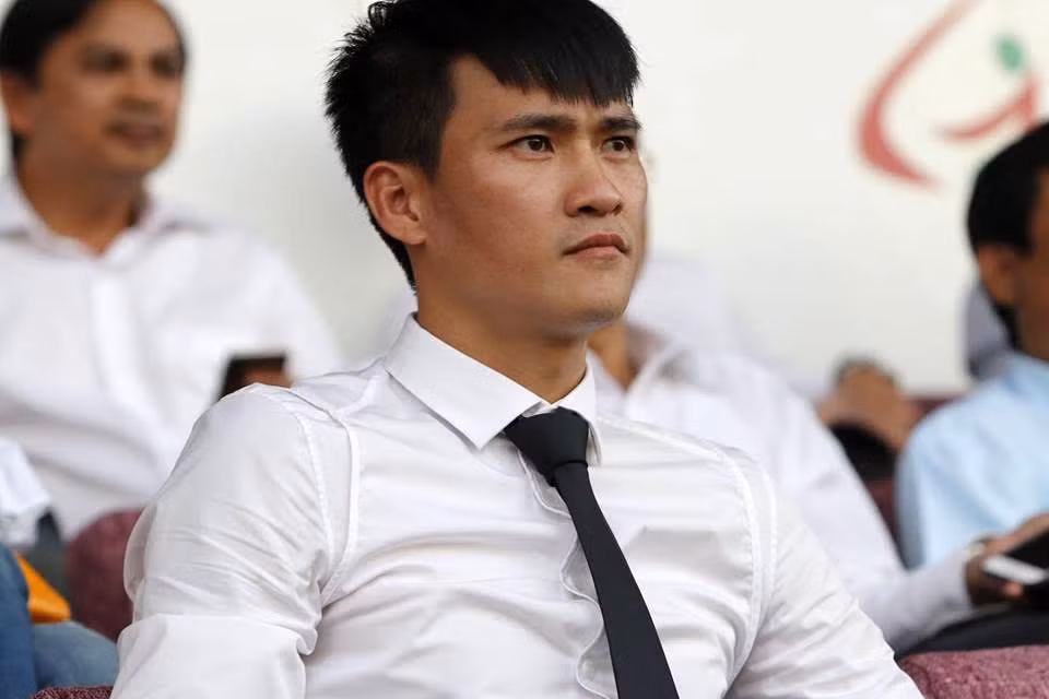 Theo thông tin mới nhận được, ngoài việc mua 3 ngoại binh hồi đầu mùa giải, Công Vinh tiếp tục bổ sung về mặt lực lượng có chất lượng đó là ngoại binh nhập tịch Đặng Văn Robert. Đây là cái tên không xa lạ với NHM Việt Nam khi anh từng thi đấu nhiều năm cho CLB B.Bình Dương. Ảnh: Bongdaplus