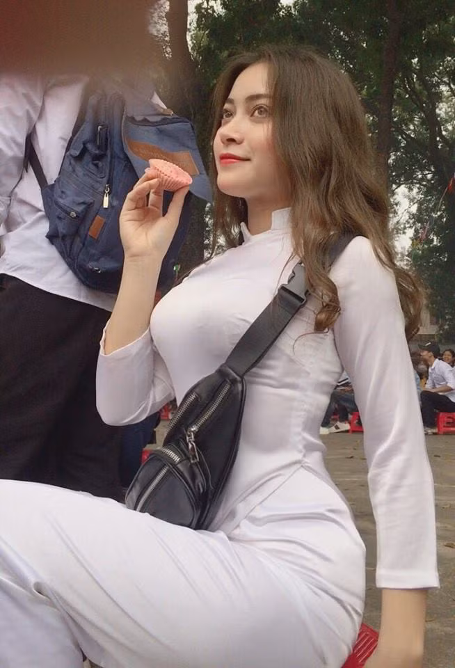 Vẻ bề ngoài ấn tượng cộng thêm sự tự tin, Hằng đã bắt đầu đi chụp lookbook, chụp mẫu từ hai năm trước.