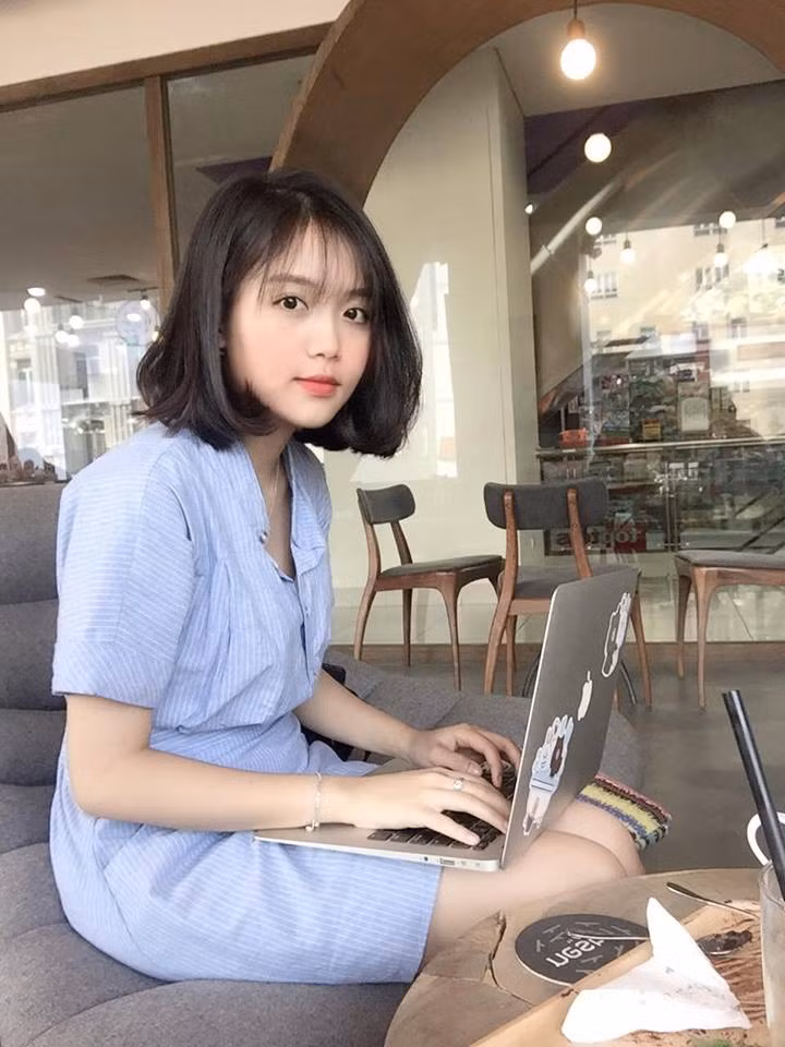 Nhờ những ưu thế vượt trội về ngoại hình, cô bạn 9X xinh đẹp này đã trở thành mẫu ảnh ngay từ những năm đầu cấp 3 và càng được nhiều người biết đến.