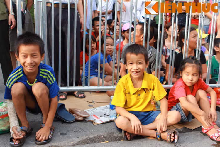 Những nụ cười tươi rói của những đứa bé khi đoàn diễu hành đi qua.