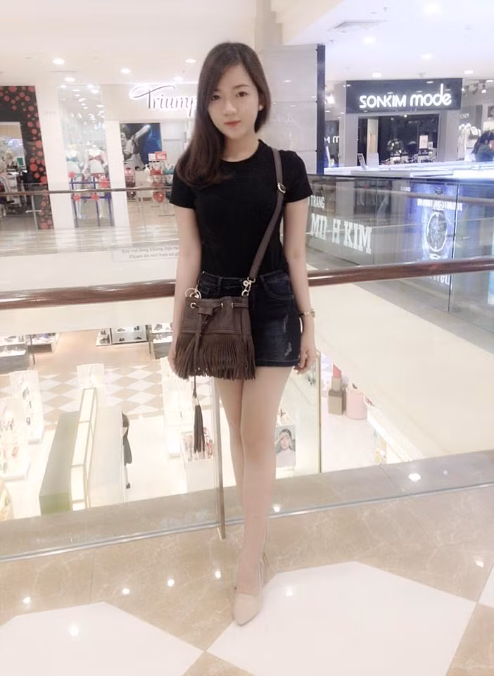 Khuôn mặt xinh xắn cùng đôi chân thon dài và tính cách dễ thương của Hạnh Nguyên đã chinh phục thành công trái tim của chàng tiền đạo trẻ của U21 Việt Nam.