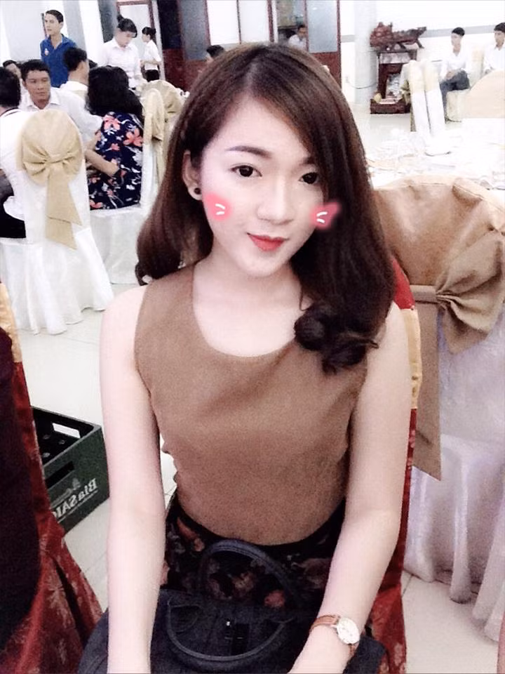 Chính nhờ sắc đẹp của mình, trang cá nhân của Hạnh Nguyên đã thu hút được hơn 2000 người theo dõi và họ không quên dành cho cô những lời khen về ngoại hình của cô.