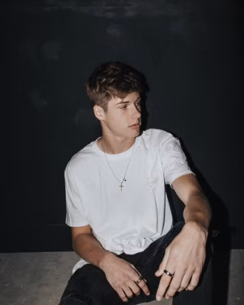 Ngoài những bức ảnh khá nhắng nhít, Blake Gray còn có những góc ảnh lạnh lùng cũng khiến nhiều người "muốn xỉu" vì mình.