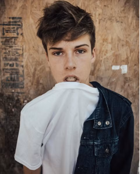 Sở hữu khuôn mặt khá dễ thương với ngũ quan chỉnh tề anh chàng Blake Gray không thiếu gì những cô gái theo đuổi và được ví như Justin Bieber.