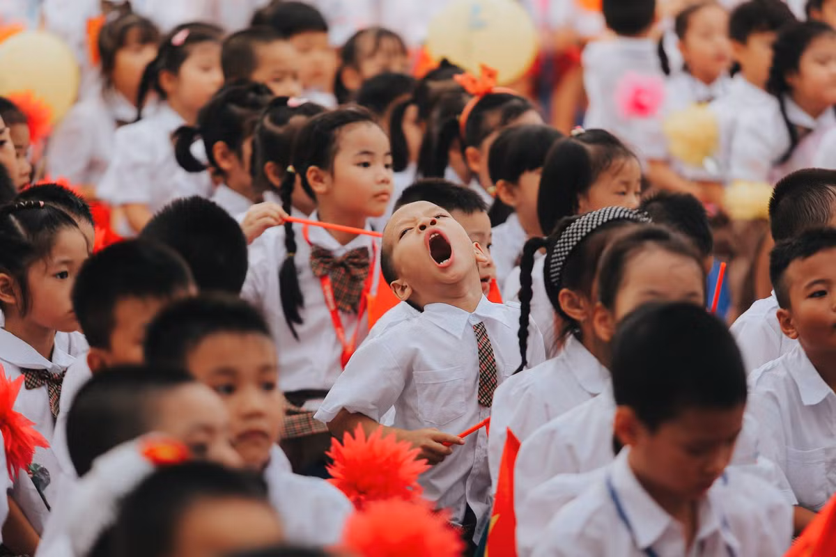 Ngáp bất chấp chờ tiếng trống khai giảng năm học mới.