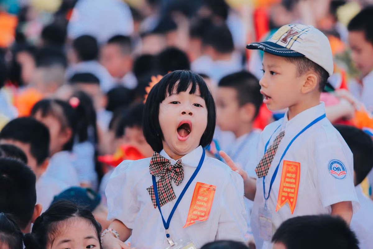 Một bé gái tự tin thể hiện trạng thái cảm xúc của mình trong buổi đầu tới trường chuẩn bị cho năm học mới.
