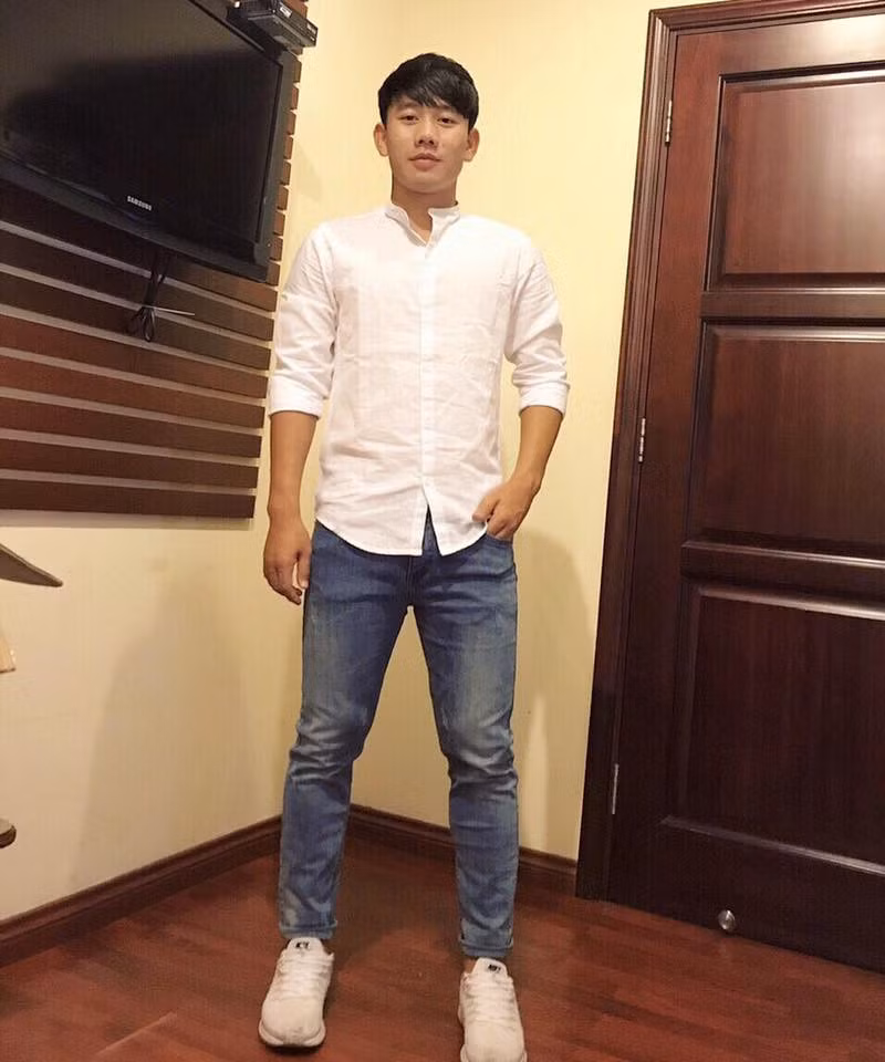 Minh Vương là cầu thủ sinh năm 1995 cũng đã lỗi hẹn với giải U23 châu Á vừa rồi vì dính chấn thương khi luyện tập. Gần đây, Minh Vương khiến fan girl chú ý khi ghi bàn thắng giúp HAGL có trận thắng đầu tiên trước Nam Định.