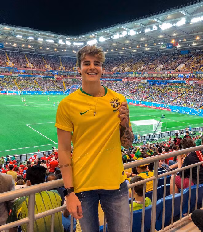 Những ngày qua, World Cup 2018 là chủ đề nóng ở khắp mọi nơi. Ngoài những vấn đề chuyên môn, nhiều người còn nhắc đến những "trai-xinh-gái-đẹp" xuất hiện ở ngày hội bóng đá lớn nhất hành tinh. Sau những CĐV xinh đẹp nước chủ nhà thì tới trai đẹp fan Brazil đã lọt vào tầm ngắm của dân mạng bằng những bức ảnh check-in trên khán đài.