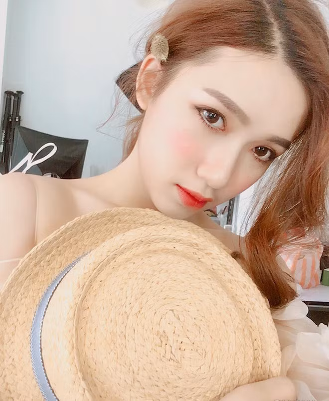 Lovell Tan có tên tiếng Trung là Trần Bội Giai (SN 1994). Hiện, cô bạn Malaysia này đang gia đình là những người gốc Hoa sinh sống tại Kuantan, Pahang.
