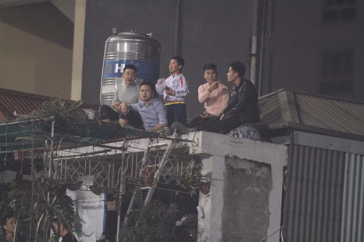 Không chỉ có người lớn mà rất nhiều trẻ nhỏ cũng theo bố mẹ để lên những điểm cao này để theo dõi trận đấu.