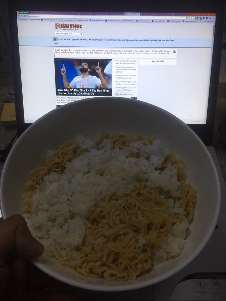 World Cup 2018 được tổ chức tại Nga và giờ thi đấu của những trận đấu được sắp xếp nhiều khung giờ khá thuận tiện cho NHM bóng đá ở Việt Nam theo dõi. Tuy nhiên, vẫn còn đó những trận cầu diễn ra vào những giờ nhạy cảm như 23h hay 1h sáng, để nạp năng lượng cho mình để có đủ sức sống cùng những ngày "ăn bóng đá, ngủ bóng đá" dân mạng đã chuẩn bị cho mình những thực phẩm thiết yếu.