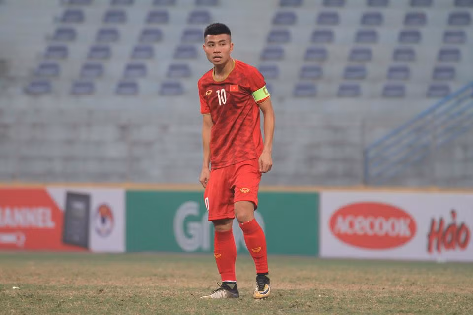Thanh Bình có chiều cao, có sự nhanh nhẹn và những pha tạt bóng có điểm rơi chính xác để tạo điều kiện cho các đồng đội trong vòng cấm.