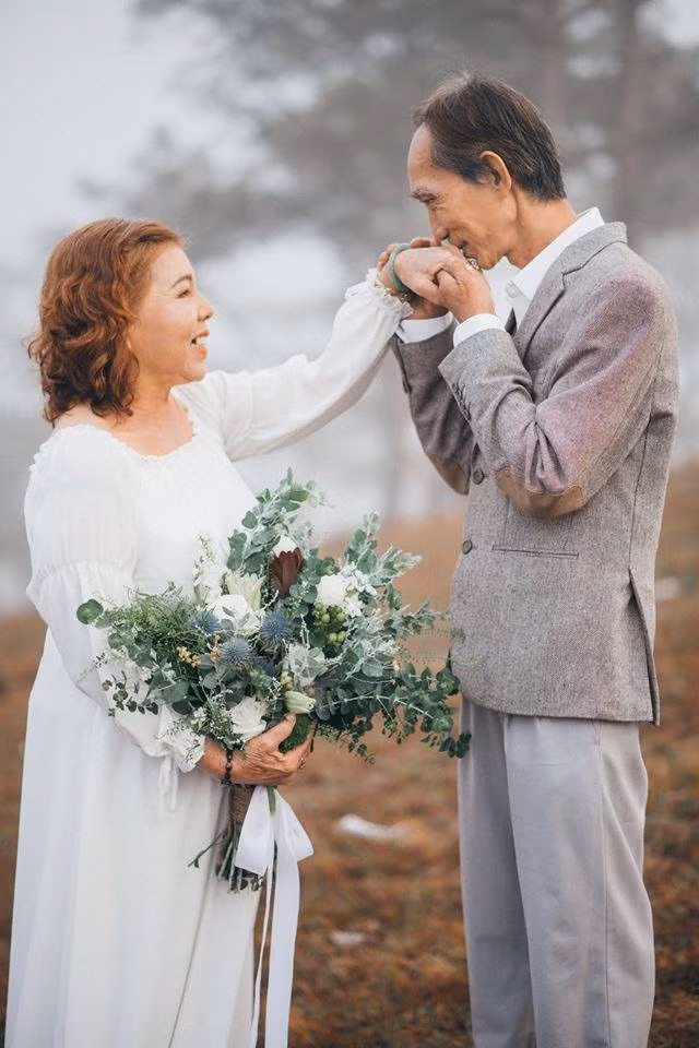 Không còn là những cuộc tấn công ồ ạt về tình cảm như hồi trẻ, ở tuổi này chỉ còn là những chiếc hôn vụng về đặt trên tay...